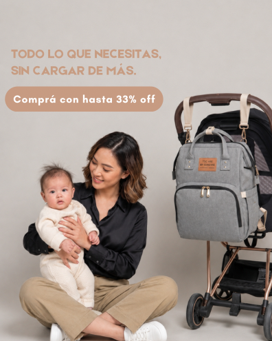Mamá sentada con su bebé en brazos y la mochila maternal Nurela colgada del cochecito